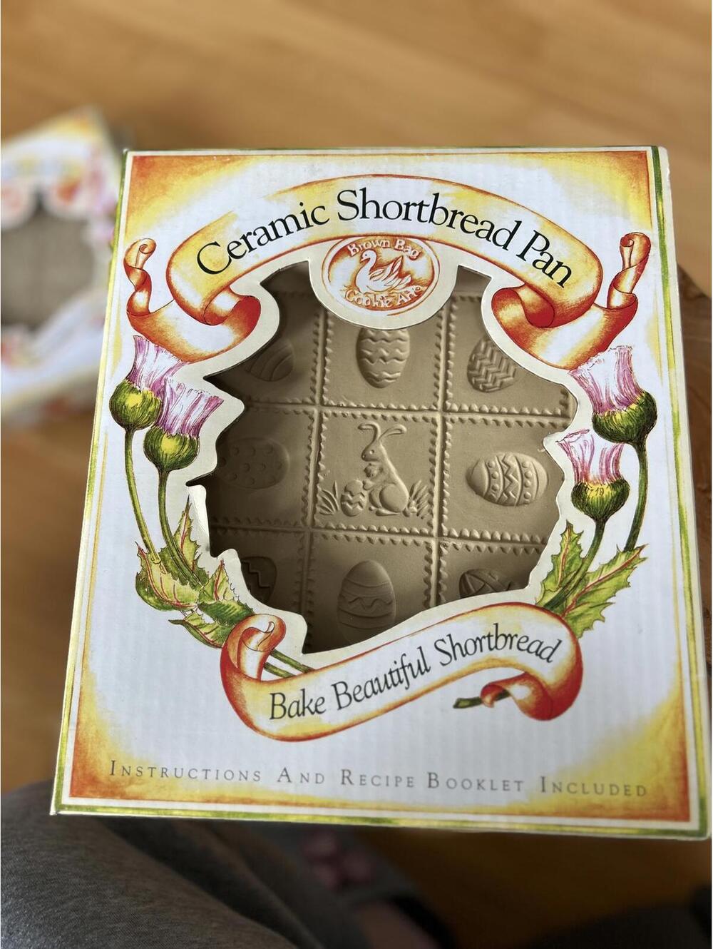 Ceramic Shortbread Pan with Recipe Book 3